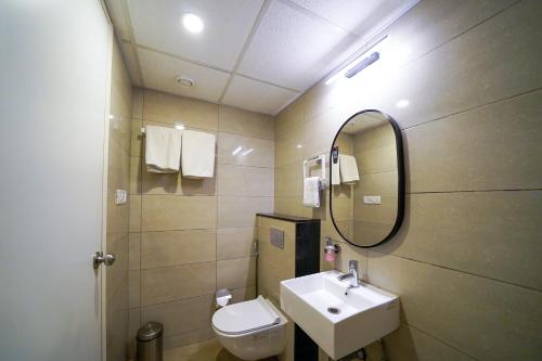 room detail thumbnail 2