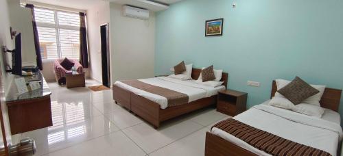 3 twin beds
