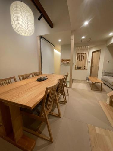 8名様で貸切可能,駅まで徒歩1分!陶器浴槽で旅の疲れを癒せます!