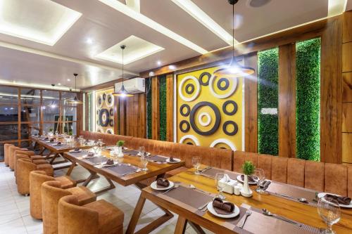 Restaurant, Accom Hotel in Mechi