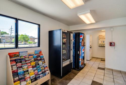 Motel 6-Schiller Park IL - Chicago O'Hare - image 2