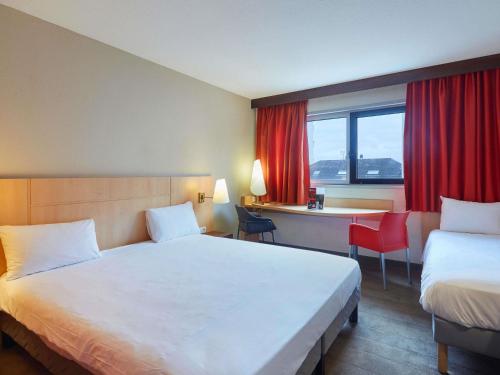 1 queen bed, 1 twin bed