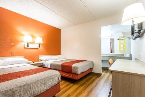 Motel 6 Tempe, AZ – Phoenix Airport – Priest Dr Room Type - Quadruple Room