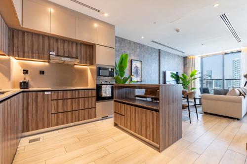 Close to Dubai Miracle Garden, Dubai Autodrome, and Sports City, with JVT Community Park just steps away - The Ivy, Jumeirah Village Triangle by Deluxe Holiday Homes, Dubaï (photo 6)