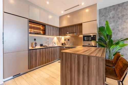 Close to Dubai Miracle Garden, Dubai Autodrome, and Sports City, with JVT Community Park just steps away - The Ivy, Jumeirah Village Triangle by Deluxe Holiday Homes, Dubaï (photo 7)