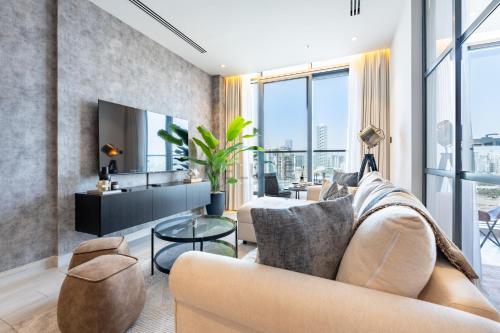 Close to Dubai Miracle Garden, Dubai Autodrome, and Sports City, with JVT Community Park just steps away - The Ivy, Jumeirah Village Triangle by Deluxe Holiday Homes, Dubaï (photo 9)