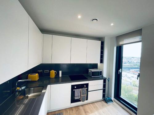 City Sky View Centre Luxe Apartment - 2 Bedrooms, Manchester (photo 6)