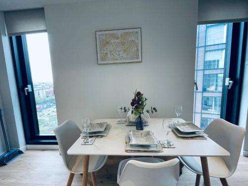 City Sky View Centre Luxe Apartment - 2 Bedrooms, Manchester (photo 7)