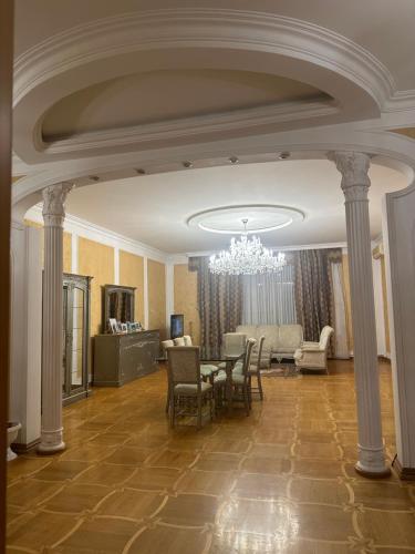 Large & Comfortable 4-Bedroom Flat in Downtown