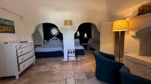 1 queen bed, 2 twin beds