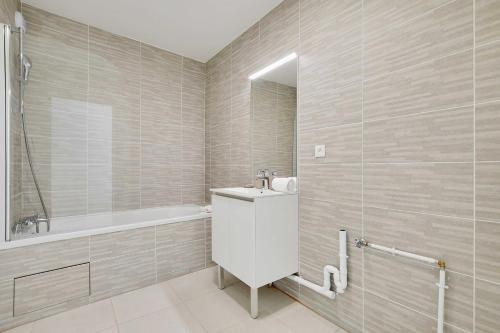 Elegant Appt - 2BDR/6P - Near Paris & La Défense - image 7
