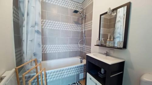 Bathroom, L'Echappee Queantaise, Parking, Jardin, au calme in Beugny