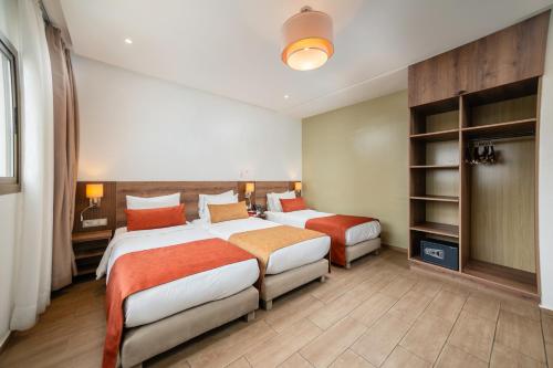 3 twin beds