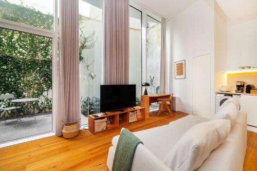 WHome Lisbon's Elite A Stylish & Modern Studio w Patio, Лиссабон