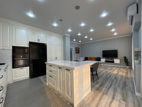 Instalaciones, Kungey Foothills in Besh Kungei