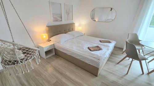 1 queen bed, 1 double bed