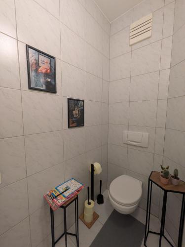 Baño, Apartments am Dorfplatz in Markt Hartmannsdorf