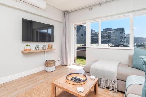 Coastal City Vibes - Stylish 2-Bedroom