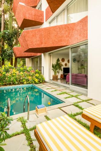 El Volar 2BHK Luxury Apartments 10 Minutes from Candolim Beach with Big common Pool, Fully Equipped Kitchen, 24x7 Security, Wifi