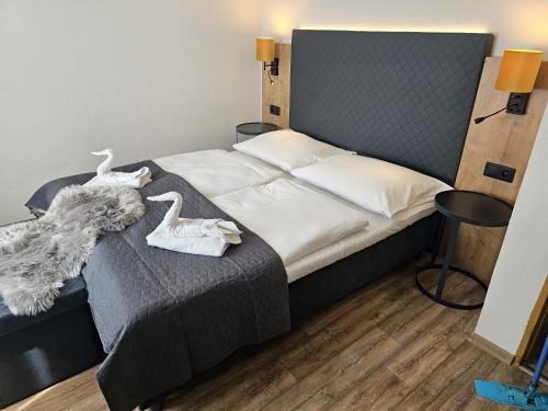 2 bedrooms, 3 beds