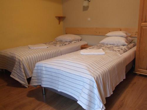 2 twin beds