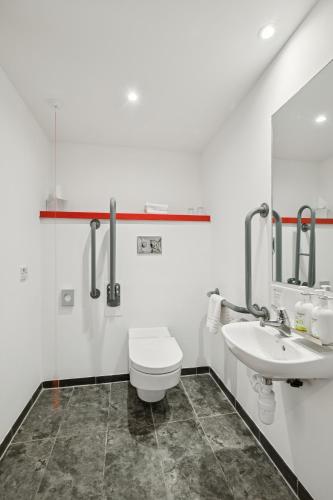 Garner Edinburgh Haymarket by IHG Room Type - Standard Double Room - Disability Access