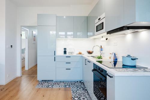 Prague Days - 1BDR Apartment with AC and Work Space in Hip Neighbourhood, Прага (фото 10)
