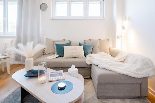 Prague Days - 1BDR Apartment with AC and Work Space in Hip Neighbourhood, Прага (фото 6)