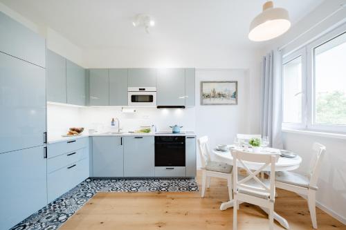 Prague Days - 1BDR Apartment with AC and Work Space in Hip Neighbourhood, Прага (фото 5)