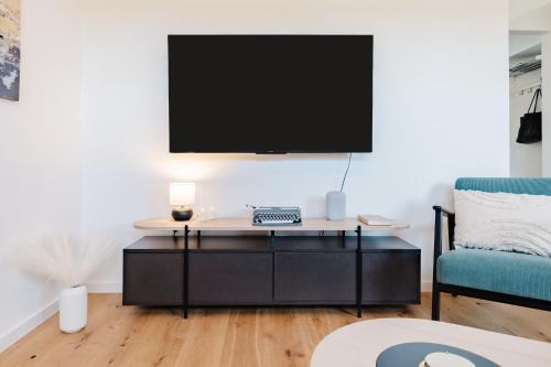 Prague Days - 1BDR Apartment with AC and Work Space in Hip Neighbourhood, Прага (фото 8)