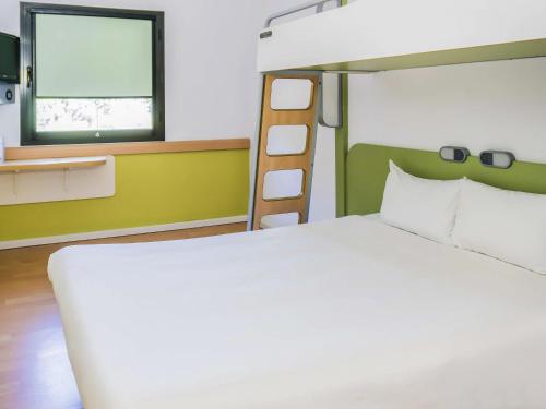 1 double bed, 1 bunk bed
