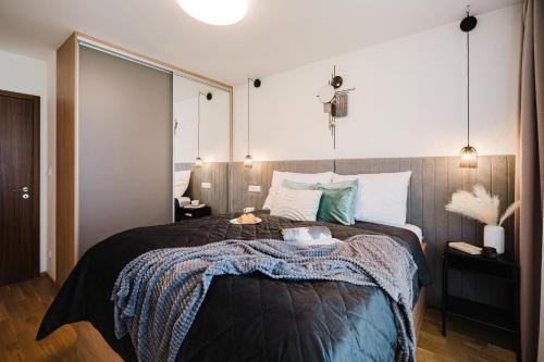 Prague Days - 1BDR Apt w Garage & 65 TV & 200Mbs Wifi, Прага