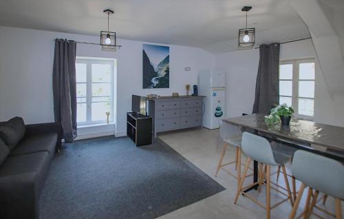 Stunning Apartment In Saint-Germain-La-Prade in 布拉瓦濟