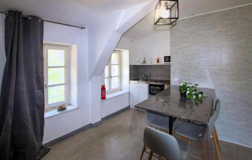 廚房, Stunning Apartment In Saint-Germain-La-Prade in 布拉瓦濟