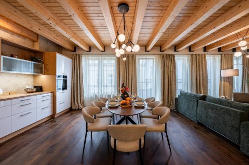 Prague Days - Luxurious 3BDR Maisonette w AC & Balcony & Desk - image 12