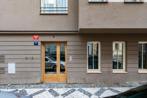 Prague Days - Luxurious 3BDR Maisonette w AC & Balcony & Desk - image 13