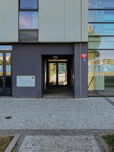 Prague Days - Family Friendly One-Bedroom Apartment with Balcony TV & Netflix in Holešovice - image 8
