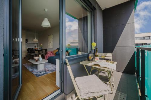 Prague Days - Family Friendly One-Bedroom Apartment with Balcony TV & Netflix in Holešovice - image 6