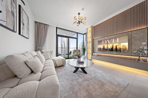 DVH Luxe Retreats 2 Bedroom Downtown by Burj Khalifa and Dubai Mall, Дубай