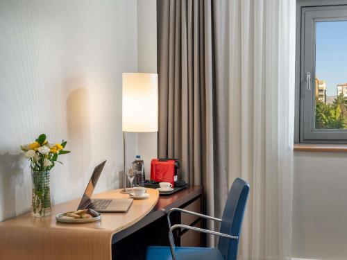 Executive Queen Room with Sofa Bed