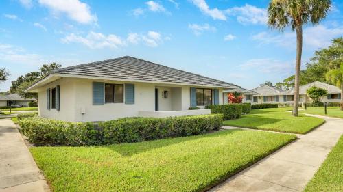 PGA National Getaway Cozy Club Cottage in Palm Beach Gardens