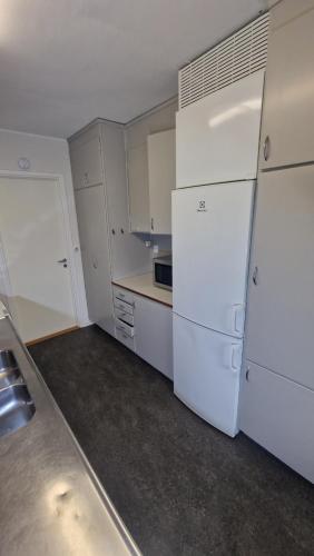 Konyha, Bright Family Apartment with Balcony in Tuve