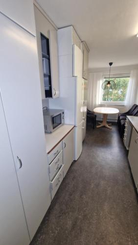 Konyha, Bright Family Apartment with Balcony in Tuve