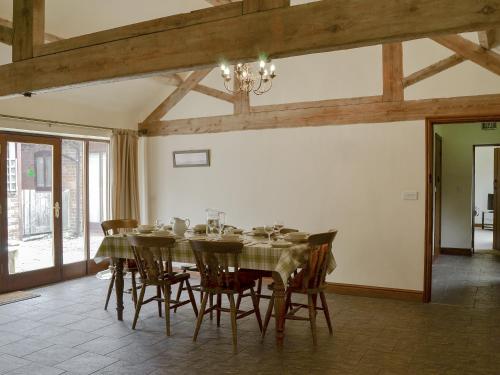 Viesnīcas āriene, Skimblescott Barn in Monkhopton