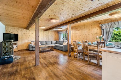 Shared lounge/TV area, Chalupa U Viktora in Harrachov