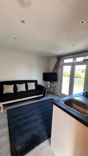Bright & Modern 1-Bed Apartment in Prime Location, Londres