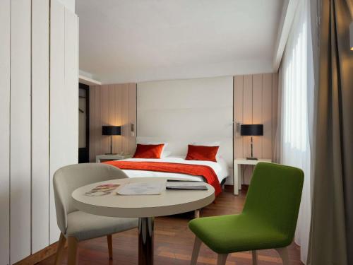 1 queen bed, 1 sofa bed