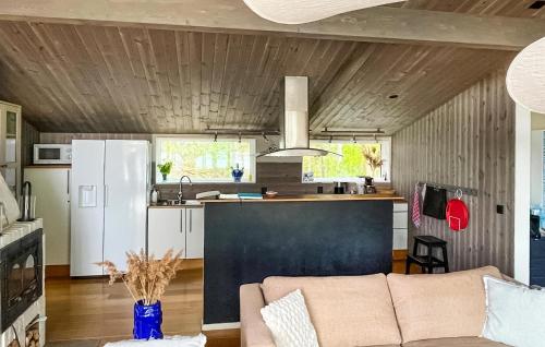 virtuve, 3 Bedroom Gorgeous Home In Vikbolandet in Arkosund