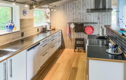 virtuve, 3 Bedroom Gorgeous Home In Vikbolandet in Arkosund