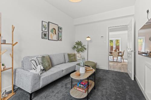 Cosy Stylish 5-Bed 3-Bath, With Free Wi-Fi, Garden and Parking, Manchester